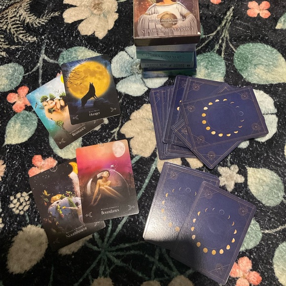 Queen of the Moon Oracle Deck - Picture 5 of 7